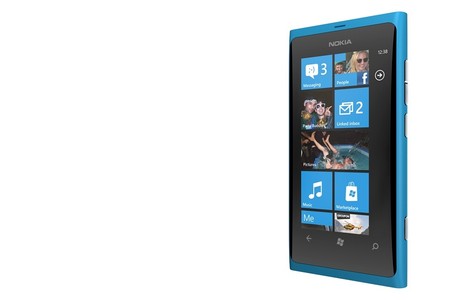 Das Nokia Lumia 800 ist das erste Windows Phone von Nokia