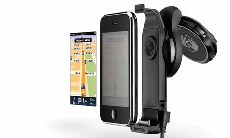 Das TomTom Car Kit ldt das iPhone whrend der Fahrt auf